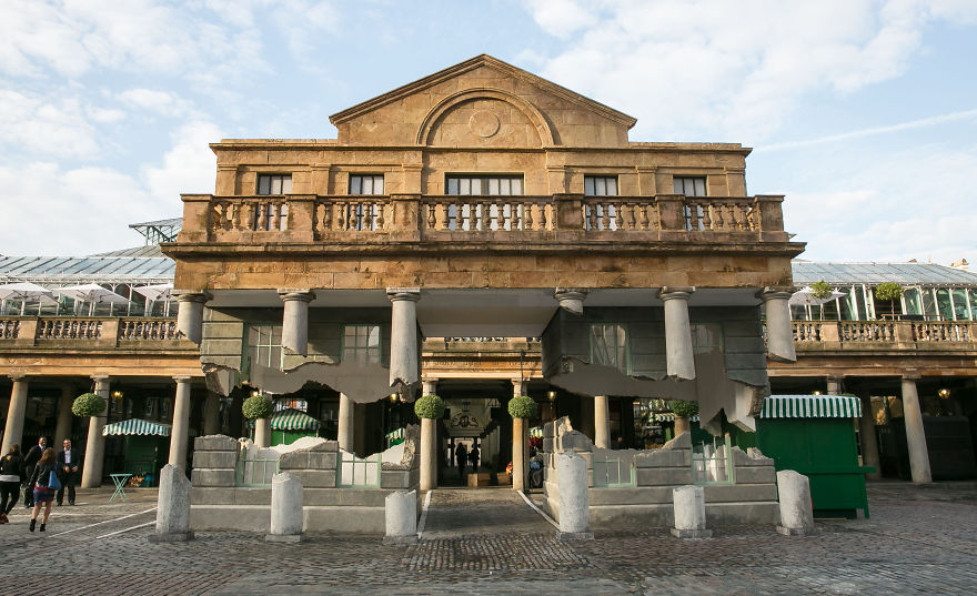 Building-In-London-Covent-Garden-Floats-Unbelievably-In-Mid-Air