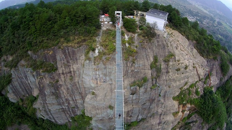 world-longest-glass-bridge-shiniuzhai-geopark-china