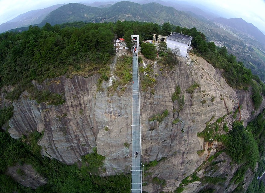 world-longest-glass-bridge-shiniuzhai-geopark-china