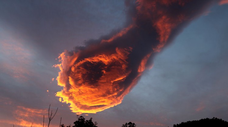 unusual-cloud-formation-fist-hand-of-god-portugal