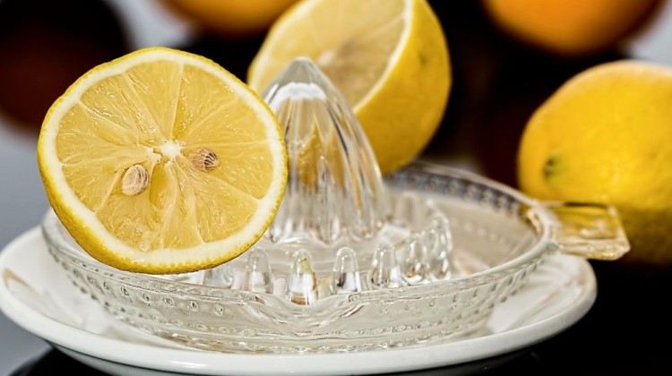 Lemon-Juice-With-Salt-Can-Stop-Migraine-Headache