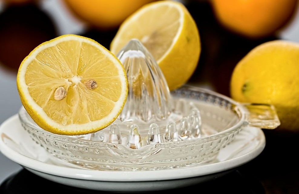 Lemon-Juice-With-Salt-Can-Stop-Migraine-Headache