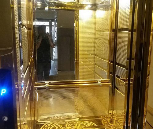 دلیل نصب آینه در آسانسور