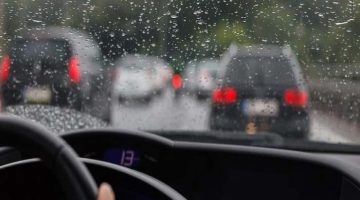 رانندگی در روز بارانی